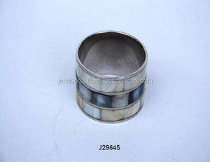 Rond de serviette en mosaïque de nacre à deux nuances Articles de table en laiton avec placage d'argent et perles de verre en cristal Stocké Caractéristique - Product Image 2