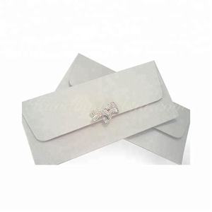 Sobre de boda de seda adornado con broche de marfil - Product Image 1