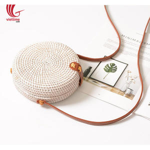 Sac à main en rotin de formes blanches bohèmes vintage avec deux poignées et décoration de pompon pour la mode de plage-Fabriqué au Vietnam - Product Image 4