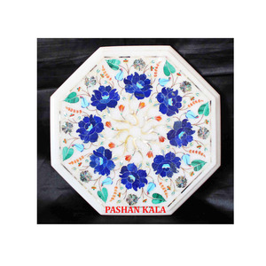 Plateau de table à thé en marbre blanc pur avec des fleurs en lapis-lazuli bleu incrustées - Product Image 1