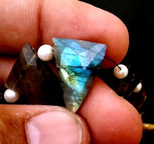 หินลาบราดอไรต์สีฟ้าธรรมชาติทำจากหิน,ลูกปัด Briolette ทรงสามเหลี่ยมทำจากหินไฟสีฟ้าเครื่องประดับทำมือ - Product Image 3
