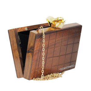 Elegante Bolso de Mano Tipo Clutch de Madera - Product Image 4