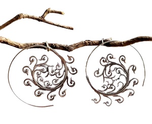 Pendientes de aro en espiral chapados en plata clásica Joyería de moda para bodas Fiestas Regalos hechos de latón - Product Image 1