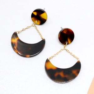 Pendientes Colgantes de Moda de Acetato con Diseño de Tortuga Media Luna Hechos a Mano para la Felicidad - Product Image 1