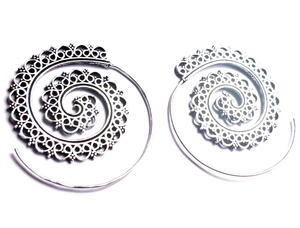 Boucles d'oreilles créoles en spirale de style religieux bohème de créateur indien Léger plaqué argent motif numéro perles diamants laiton - Product Image 2