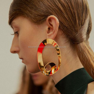 Pendientes de tuerca con forma de diseñador para mujer, joyería de moda chapada en oro de 18 quilates - Product Image 1