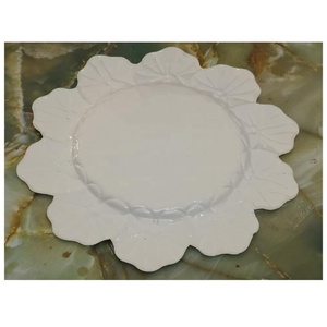 Placa de cargador de boda blanca con borde de hoja, diseño redondo en relieve de hierro metálico, patrón grabado, plato de estilo INS ecológico para eventos - Product Image 4