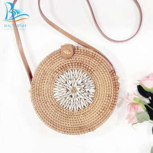 Sac à bandoulière rond en rotin au design simple avec motif coquillage, fermeture auto-agrippante, doublure en lin, pour femme, Ø 20xH6 cm - Product Image 2