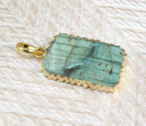 Vente en gros de pendentif en pierre précieuse en labradorite naturelle connecteur de pendentif tranchant en plaqué or pour collier - Product Image 5