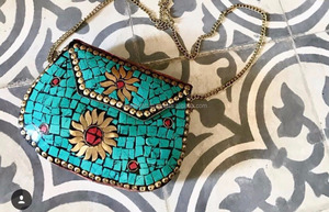 Bolso de mano de noche de tela de seda de imitación ecológico hecho a mano para mujer al por mayor personalizado con forro de tela suave y cadena dorada - Product Image 5