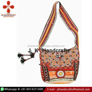 กระเป๋าสะพายไหล่ออกแบบพิเศษสำหรับนักออกแบบอินเดีย Banjara - Product Image 1