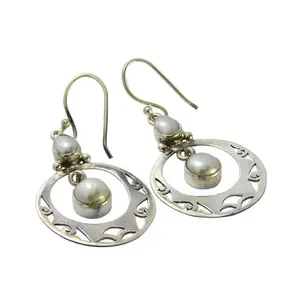 Boucles d'oreilles en argent faites à la main Nouveau design de boucles d'oreilles en perles plaquées argent pour un fournisseur et un exportateur fiables - Product Image 1