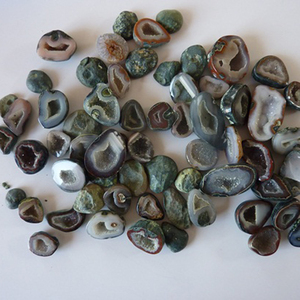 Piedra de Ágata Roja Natural Pulida para Sanación, Meditación y Decoración - Product Image 1