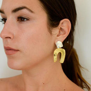 Vente en gros de nouvelles boucles d'oreilles géométriques en plaqué or pour femmes pour les fêtes de mariage et les fiançailles bijoux en laiton - Product Image 1