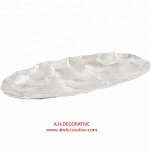 Bandeja de servicio de aperitivos y frutas secas, diseño de forma ovalada de aluminio con acabado de plata brillante, a la venta - Product Image 1
