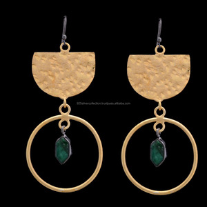 Pendientes colgantes de piedras preciosas Esmeralda para mujer Diseño martillado chapado en oro para regalos y fiestas - Product Image 1