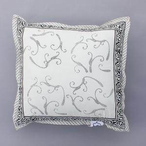 Hermosa funda de cojín orgánica cuadrada con estampado de bloque monótono de 16x16 pulgadas - Product Image 1