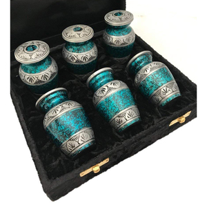 Juego de 6 urnas de cremación de recuerdo conmemorativo de metal grabadas clásicas con caja de terciopelo Premium bellamente suministros funerarios - Product Image 1