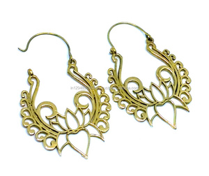 SILVER ZONE Boucles d'oreilles créoles en laiton couleur or pour femme, style bohème, fabriquées au Rajasthan - Product Image 3