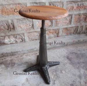 Tabouret de bar moderne vintage industriel en fonte de fer, design Singer, avec siège pivotant en bois pour cuisine, salon, restaurant, utilisation en extérieur - Product Image 1