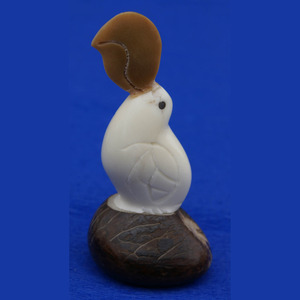 Toucan Figurine Sculpté À La Main Tagua Noix Art Tropical Oiseau Sculpture Statue Style Nautique Jouet À La Main en Équateur - Product Image 1