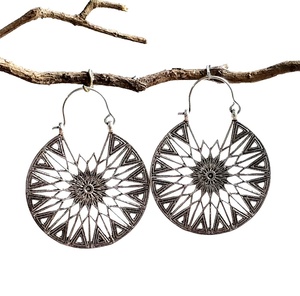 Pendientes de aro Huggie chapados en plata 925 al por mayor aros de latón de círculo grueso forma de flor Bohemia para fiestas bodas regalos para - Product Image 1