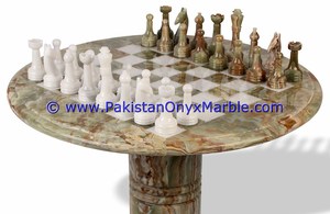 Table d'échecs sur piédestal en onyx avec jeu d'échecs élégant et durable en marbre - Product Image 5