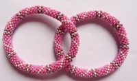 Pulsera Infantil de Cuentas de Vidrio Japonés Rosa Pastel, Flores de Crochet, 7.5 Pulgadas de Largo Flexible, Regalo Moderno
