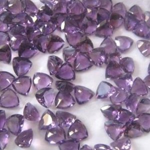 Piedras preciosas semipreciosas sueltas calibradas de corte trillón de amatista púrpura Natural de 4mm Compre en línea ahora del precio de fábrica mayorista - Product Image 1