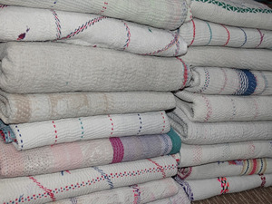 Couverture Kantha vintage en coton blanc patchwork lourd de 5 à 7 couches - Product Image 3