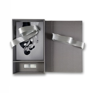 Caja USB de lino gris moderna de alta calidad hecha a mano para fotógrafos - Product Image 1