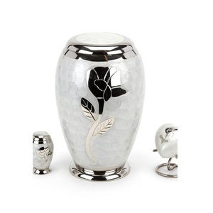 Urne funéraire métallique et souvenirs Rose fleur gravure émail blanc nacre crémation adulte urne à vendre - Product Image 3