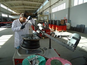 Machine de redressage et de polissage de jantes - Product Image 2