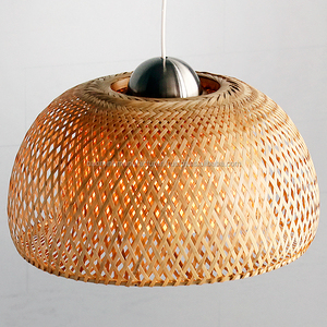 Abat-jour rond en bambou naturel, lampe suspendue d'intérieur faite à la main au Vietnam - Product Image 1