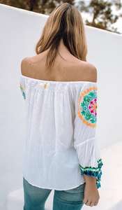 Blusa Bohemia para Mujer, Estilo Europeo Elegante, Personalizada, con Hombros Descubiertos, Bordado Suzani, Mangas Acampanadas - Product Image 3