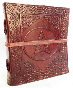 Diario de cuero con estampado de estrella creciente en relieve de tamaño B5, diario de uso diario de oficina de tapa dura con cierre de correa, diario de uso comercial - Product Image 1