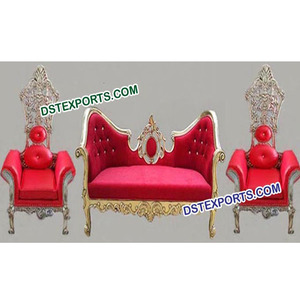 ชุดโซฟางานแต่งงานดีไซน์ล่าสุด โซฟาเชสสำหรับงานแต่งงานแบบอินเดีย สีแดง พร้อมเก้าอี้ทรงใบไม้สองตัว ผู้ผลิตเฟอร์นิเจอร์งานแต่งงานจากสหรัฐอเมริกา - Product Image 1