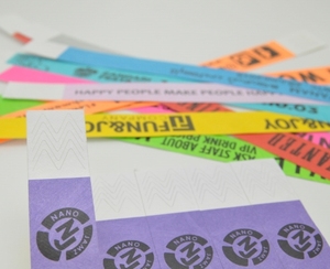 สายรัดข้อมือสีที่มีการพิมพ์สีดำ - Product Image 5