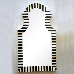 Espejo de maquillaje enmarcado montado en la pared de madera y hueso de estilo simple moderno para decoración navideña - Product Image 1