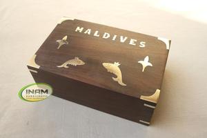 Caja de madera con incrustaciones de latón, diseño decorativo hecho a mano - Product Image 2