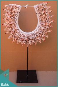 Collier en coquillages tribal de Papouasie-Nouvelle-Guinée sur support, décoration intérieure, design d'intérieur, bijoux d'art - Product Image 4