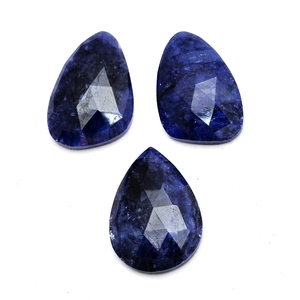 พลอยหลวมย้อมสีไพลินรูปร่างตามธรรมชาติ - Product Image 1