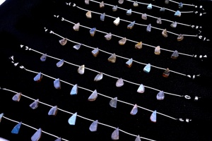 Đá Xà Cừ Tự Nhiên Hạt Thiết Kế Mịn Lấp Lánh Màu Xanh Dương Hình Dạng Lạ Mắt Làm Đá Quý Trang Sức Bán Buôn - Product Image 3