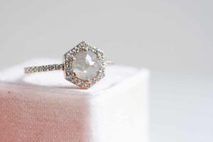Anillo de bodas Halo de diamantes de sal y pimienta gris natural de 1,32 quilates Anillo de compromiso de oro amarillo de 14K - Product Image 2