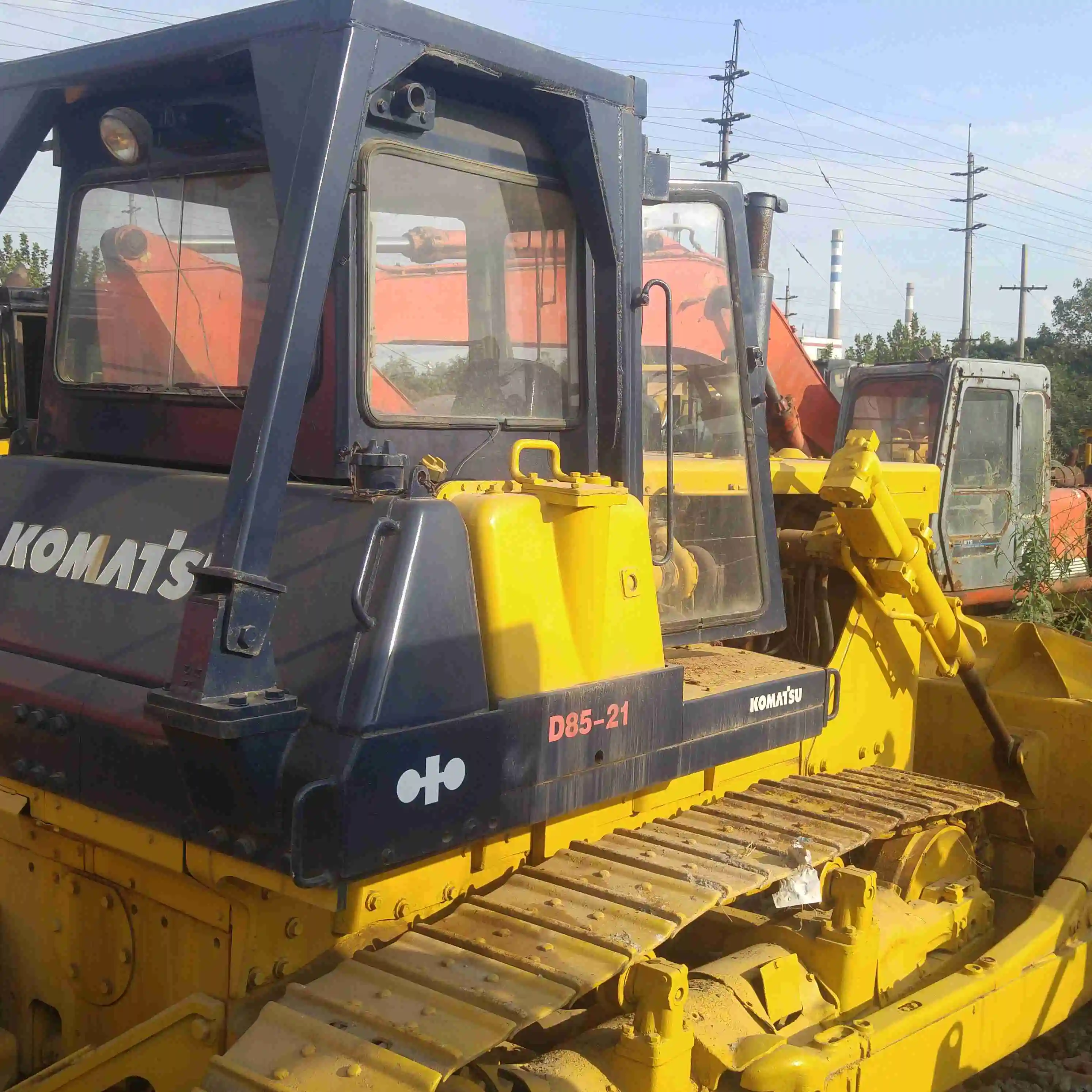 90% ใหม่ใช้ KOMATSU D85รถแทรกเตอร์เกลี่ยดินที่มีคุณภาพที่เป็นของแข็ง/Komatsu D85รถปราบดินในราคาที่ดี