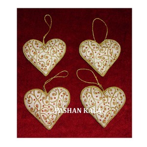 Adorno Navideño en Forma de Corazón, Adornos Colgantes para Árbol de Navidad Bordados a Mano - Product Image 1