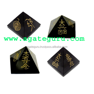 Pyramides de Reiki gravées à la main en agate noire - Product Image 1