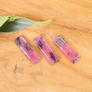 Cabochon Rectangle en Rhodonite Naturelle 13x4mm Usine Vente en Gros Pierre Précieuse Rouge Bleu Rose en Vrac pour Utilisation de Collier Alternatives Diamant - Product Image 1