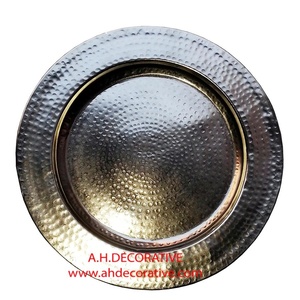 Plateau de chargeur martelé, de forme ronde en métal, design pour décoration de Table Restaurant et hôtel service plaqué - Product Image 1