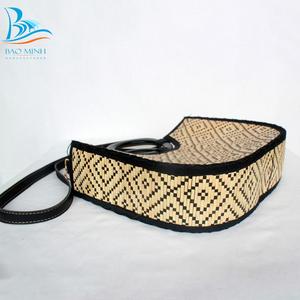 Paja negra y bolsa de mimbre con asa y correa larga - Product Image 4